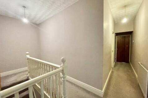 UPSTAIRS LADNING