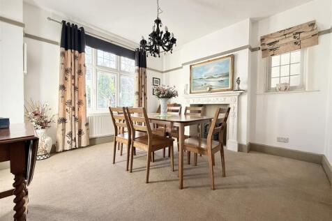 Dining Room/Snug Lounge