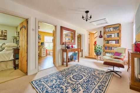 FIRST FLOOR LANDING