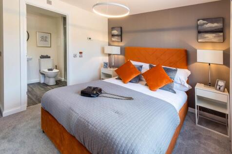 Forbes Apartment - Main bedroom with en suite