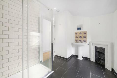 Upper Bathroom (2).jpg