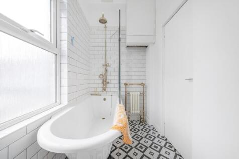 Bathroom (2).jpg