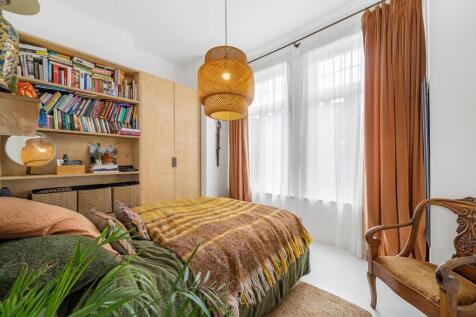 Bedroom 1.jpg