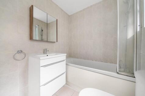 Bathroom (2).JPG