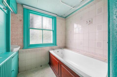 Bathroom Upsteaid.jpg