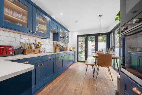 Kitchen (2).JPG