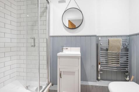 Bedroom 2 ensuite.JPG