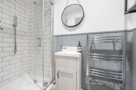 Bedroom 1 Ensuite.JPG