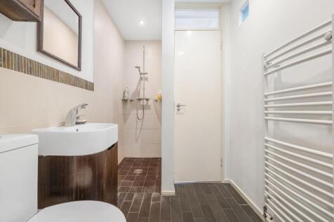 Bathroom (2).JPG