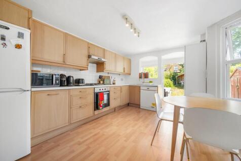 Kitchen (2).JPG