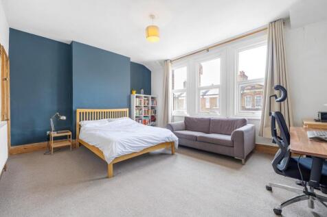Bedroom 1 (2).JPG