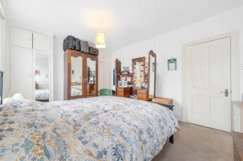 Bedroom 1 (2).JPG