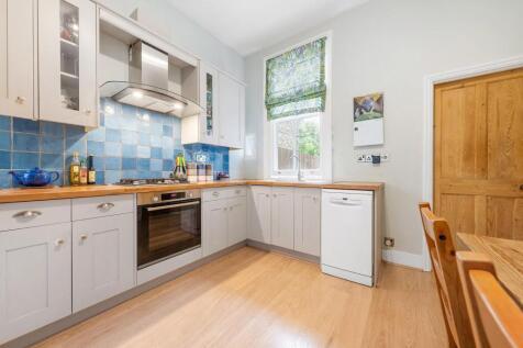 Kitchen (1).JPG