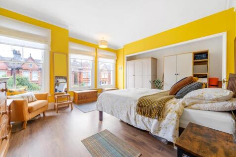 Bedroom (3).JPG