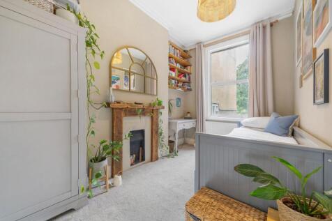 Bedroom 2 (2).JPG