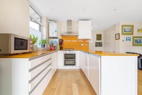 Kitchen (2).JPG
