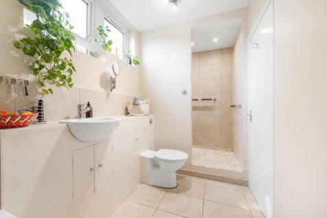 Bathroom (2).JPG