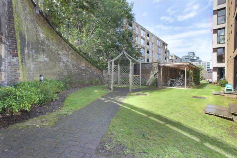 property in Petergate, 
Wandsworth, SW11
