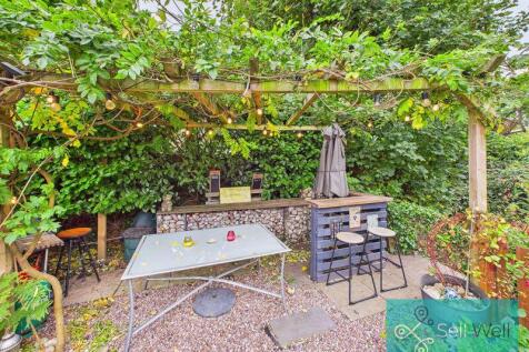 Garden Bar &amp; Entertaining Area