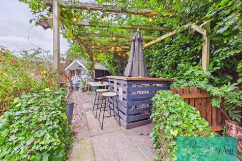 Garden Bar &amp; Entertaining Area