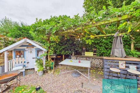 Garden Bar &amp; Entertaining Area