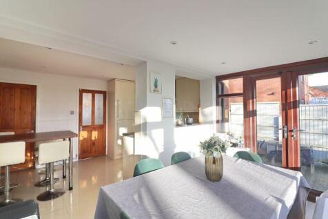 Kitchen/Dining Area