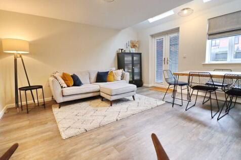 Lounge/Dining Area