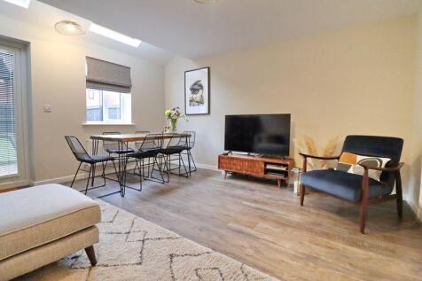 Lounge/Dining Area