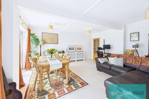Lounge/Dining Area