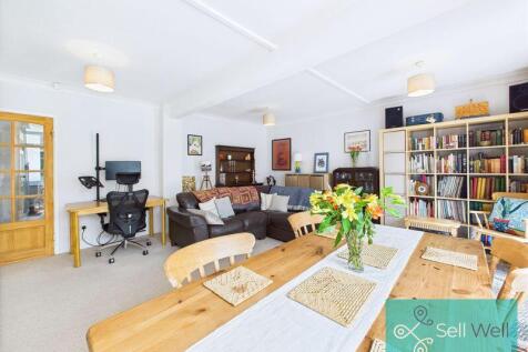 Lounge/Dining Area