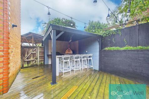 Outdoor Bar With Pizza Oven
