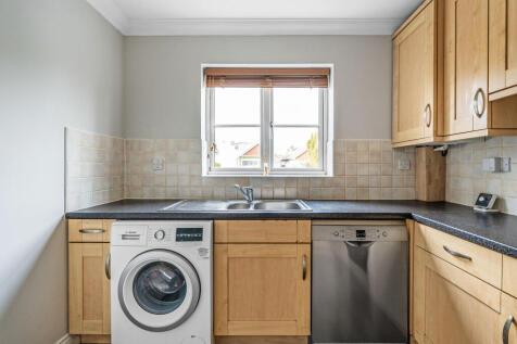 69-Lingfield-Road-11