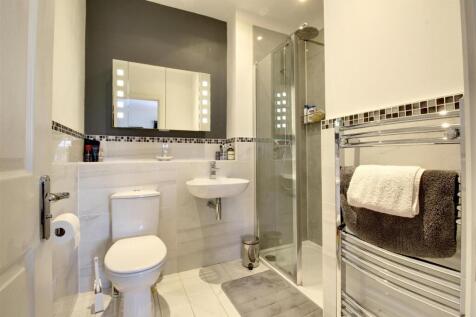 Bed1 En Suite.jpg