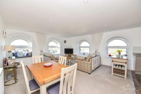 Open-plan Living an Kitchen Area