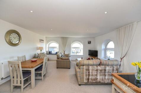 Open-plan Living an Kitchen Area
