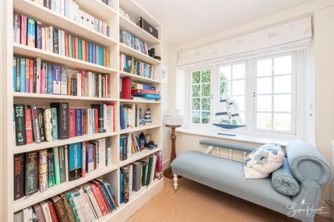 Living Room/Snug