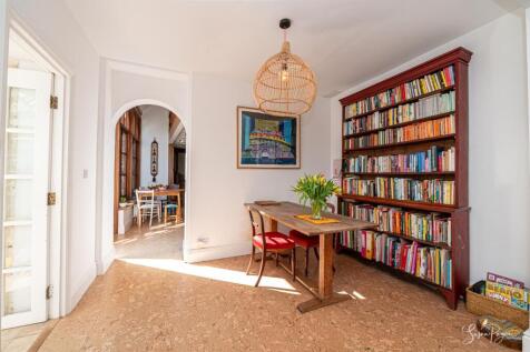Snug/Dining Room