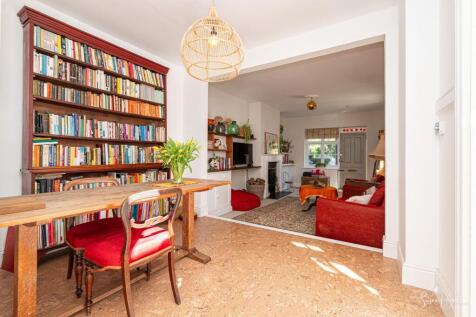 Snug/Dining Room