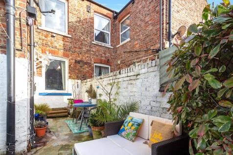 8 Ratcliffe - Rear