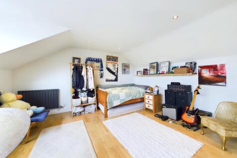 CAM03162G0-PR0203-STILL003
