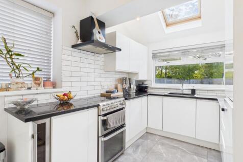 CAM03162G0-PR0357-STILL018