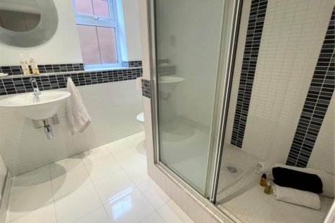 Bedroom 2 en-suite