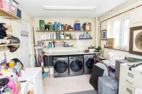 Utility Room/ Hobby Room