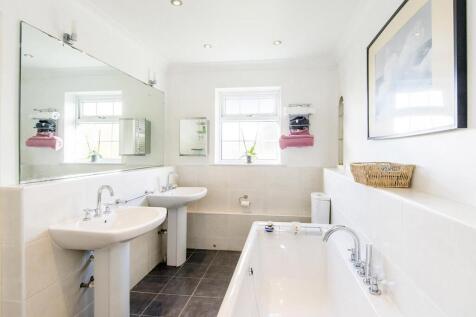 Principal En-suite Bathroom