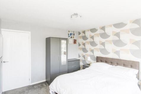 Bedroom One Photo 3