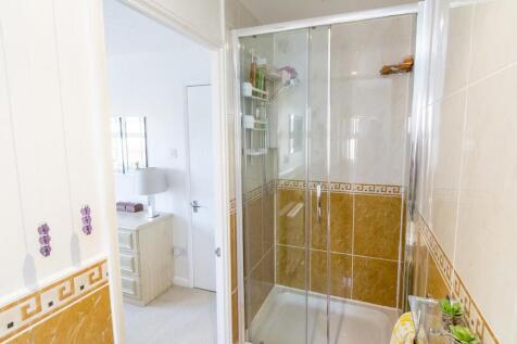 En-suite Photo two
