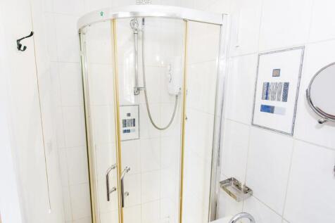 En-suite Photo 2
