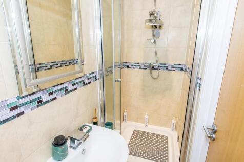 En-suite Photo 2