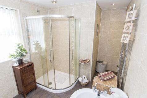 Family Bathroom Photo 2