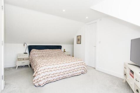 Bedroom One Photo 2